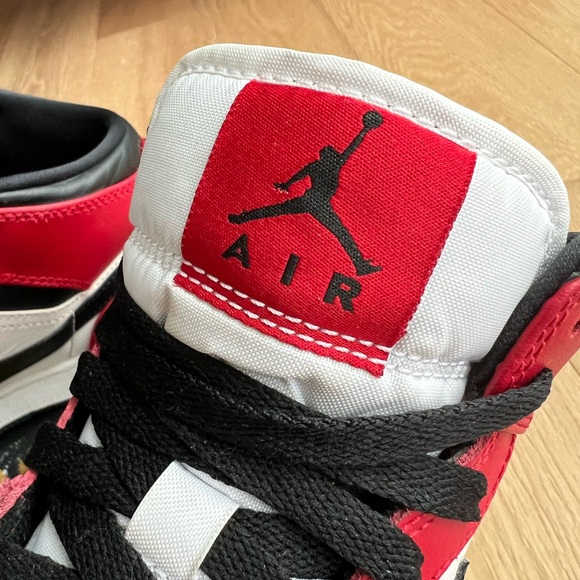 Air Jordan 1 Mid - Chicago Black Toe (GS) - Size US 4.5Y (Unisex) - Picture 4 of 16